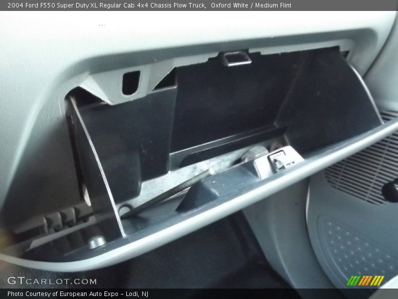 Oxford White / Medium Flint 2004 Ford F550 Super Duty XL Regular Cab 4x4 Chassis Plow Truck