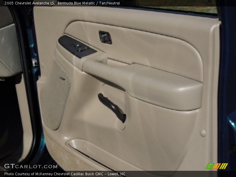 Bermuda Blue Metallic / Tan/Neutral 2005 Chevrolet Avalanche LS