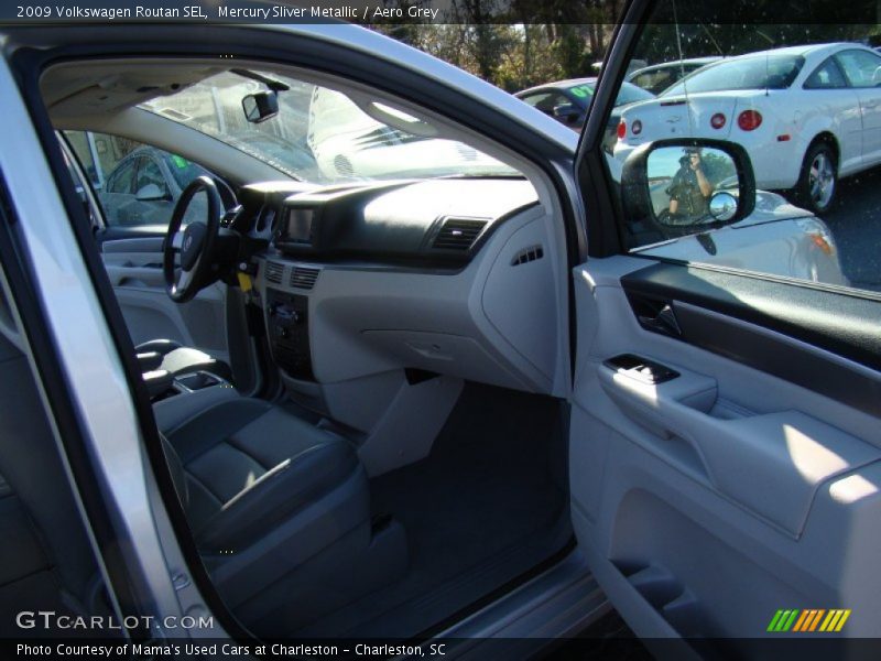 Mercury Sliver Metallic / Aero Grey 2009 Volkswagen Routan SEL