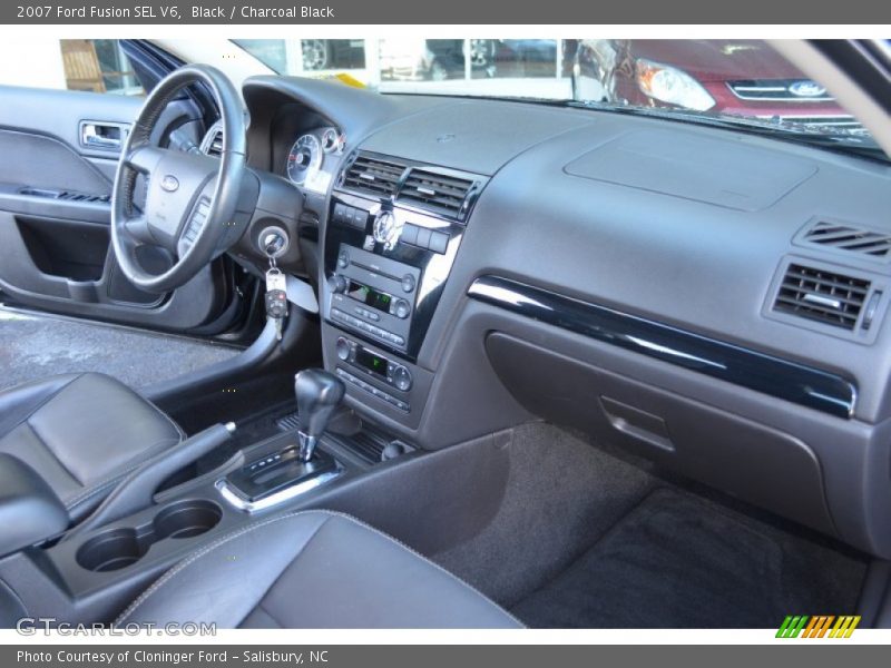 Dashboard of 2007 Fusion SEL V6