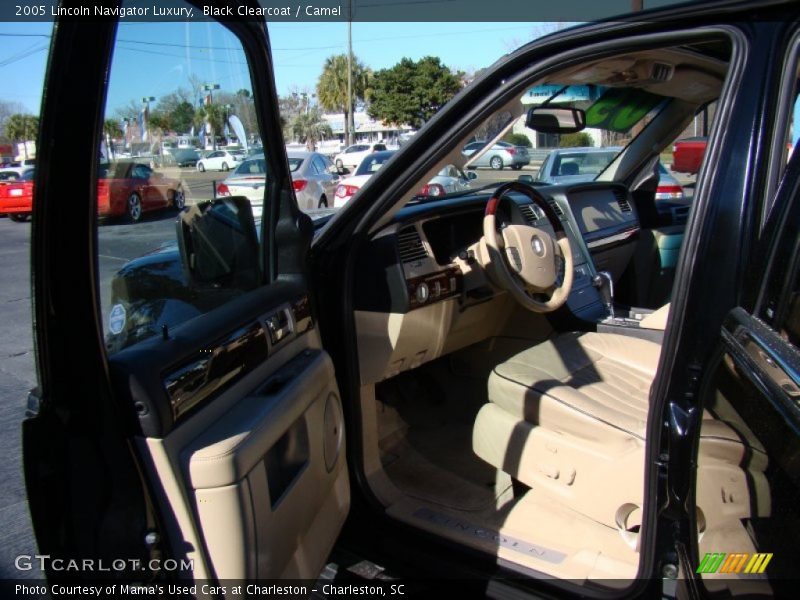 Black Clearcoat / Camel 2005 Lincoln Navigator Luxury