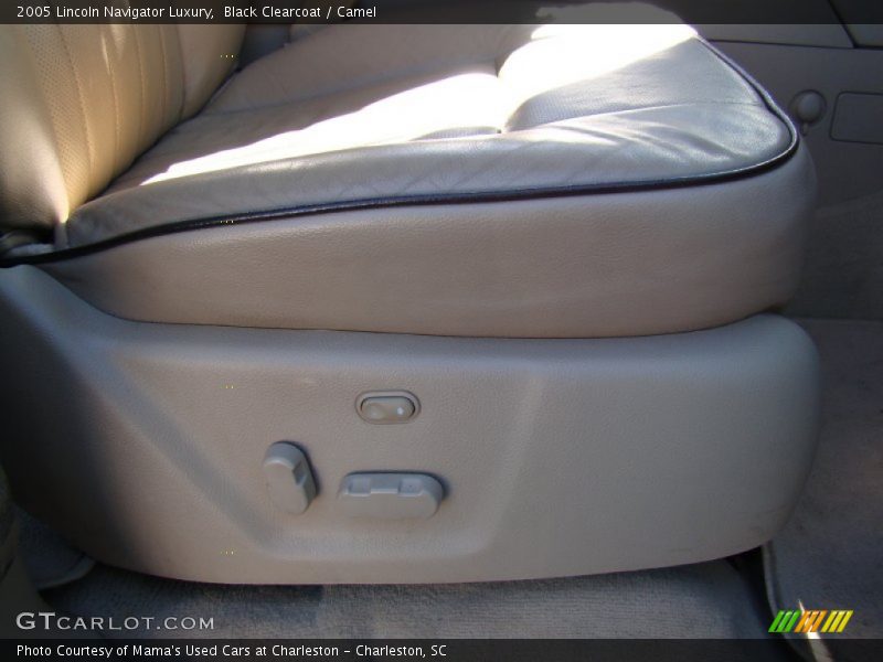 Black Clearcoat / Camel 2005 Lincoln Navigator Luxury