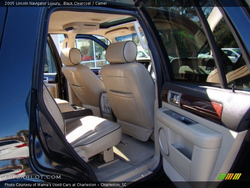 Black Clearcoat / Camel 2005 Lincoln Navigator Luxury