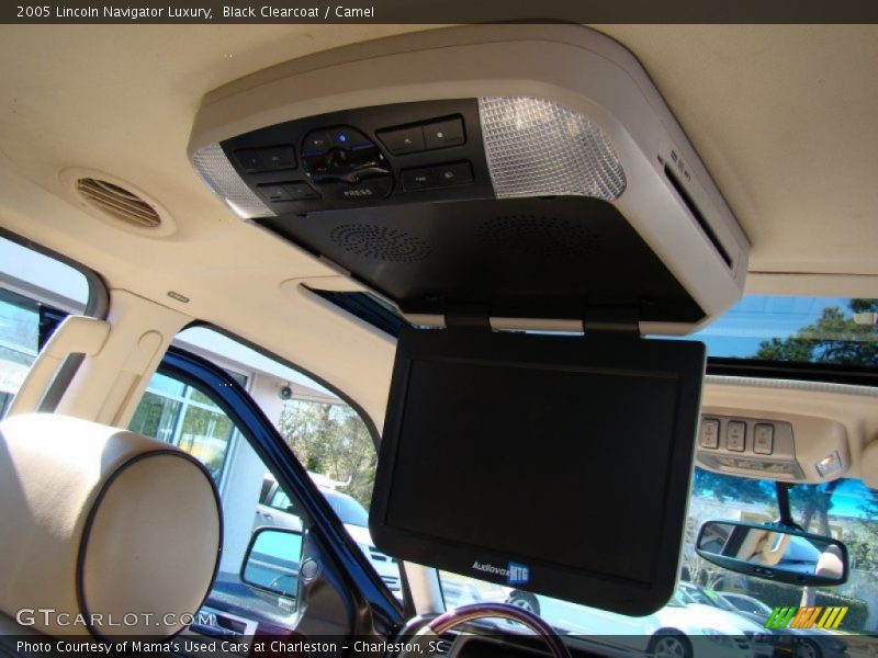 Black Clearcoat / Camel 2005 Lincoln Navigator Luxury