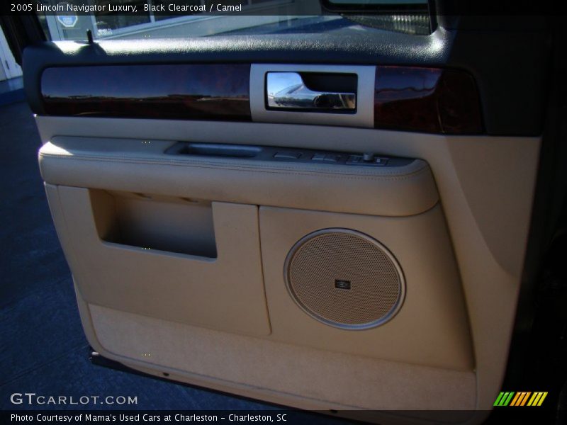 Black Clearcoat / Camel 2005 Lincoln Navigator Luxury