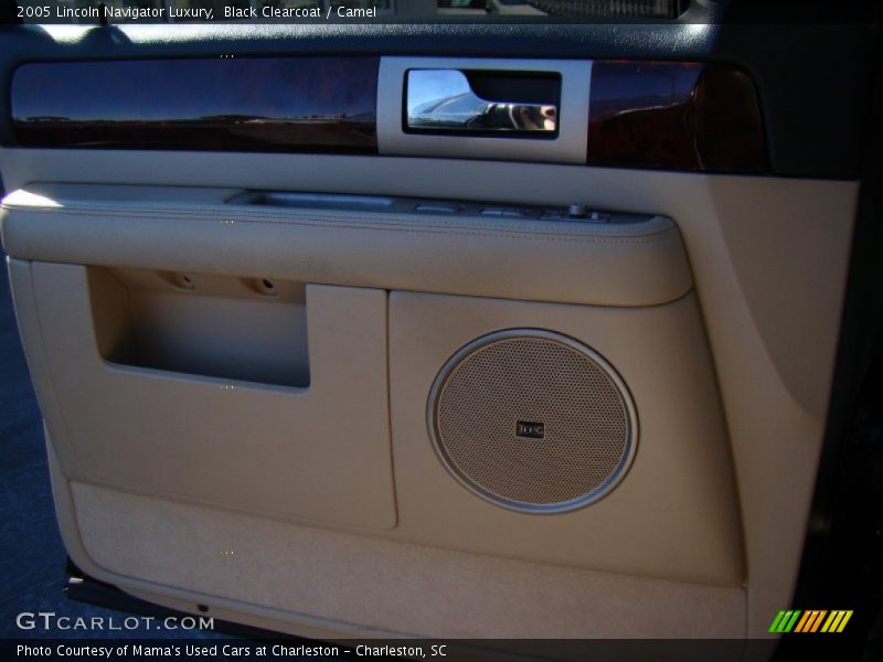 Black Clearcoat / Camel 2005 Lincoln Navigator Luxury