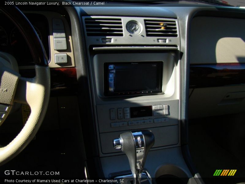 Black Clearcoat / Camel 2005 Lincoln Navigator Luxury