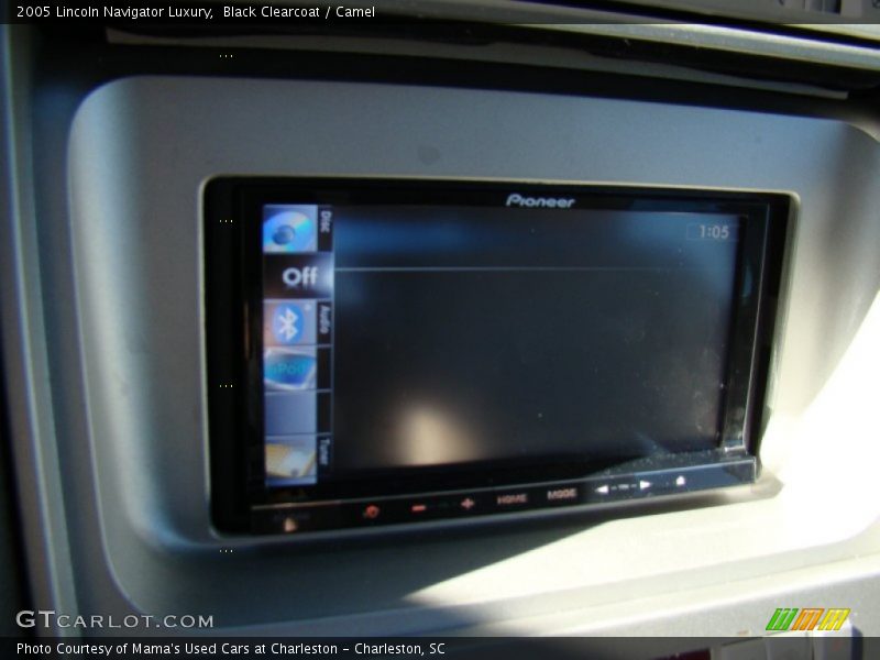 Black Clearcoat / Camel 2005 Lincoln Navigator Luxury