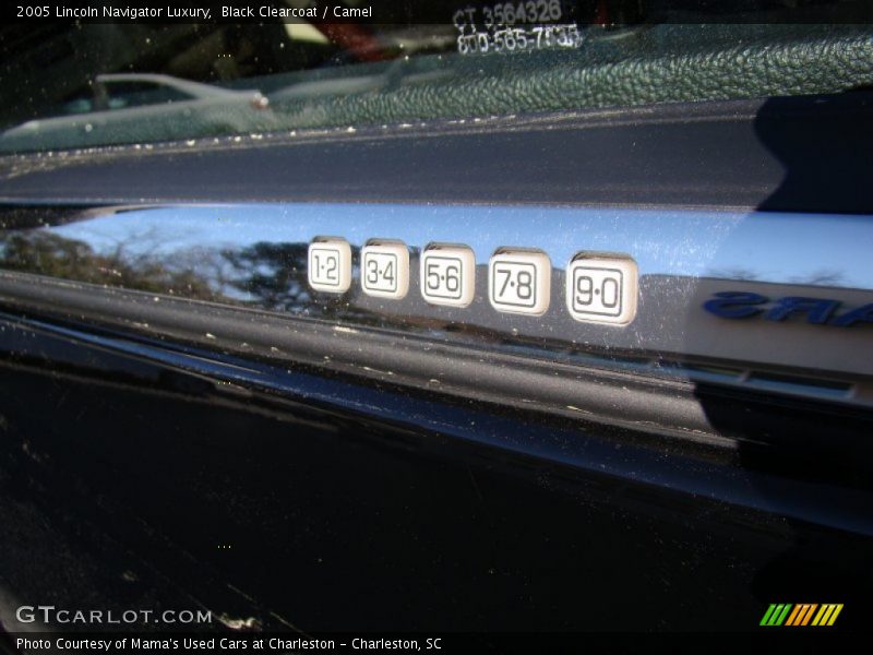 Black Clearcoat / Camel 2005 Lincoln Navigator Luxury