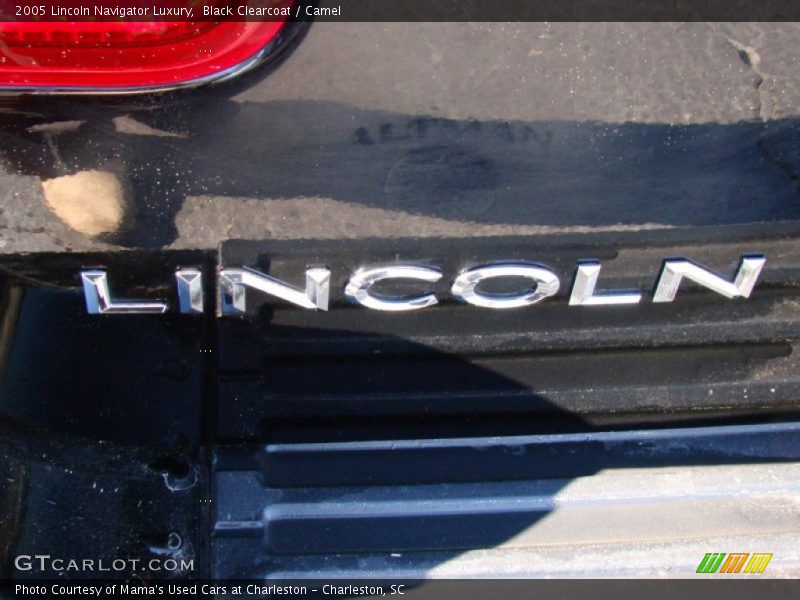 Black Clearcoat / Camel 2005 Lincoln Navigator Luxury