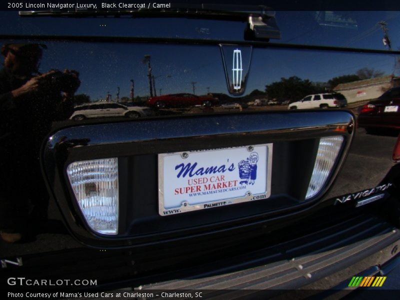 Black Clearcoat / Camel 2005 Lincoln Navigator Luxury