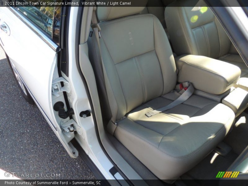 Vibrant White / Light Camel 2011 Lincoln Town Car Signature Limited