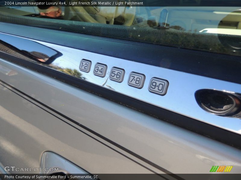 Light French Silk Metallic / Light Parchment 2004 Lincoln Navigator Luxury 4x4