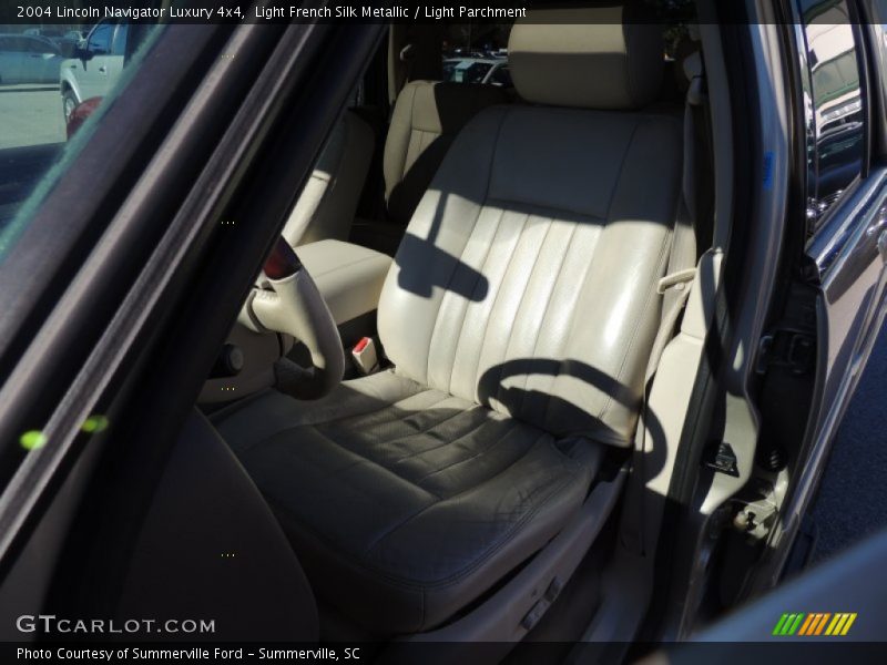 Light French Silk Metallic / Light Parchment 2004 Lincoln Navigator Luxury 4x4