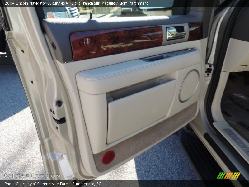 Light French Silk Metallic / Light Parchment 2004 Lincoln Navigator Luxury 4x4