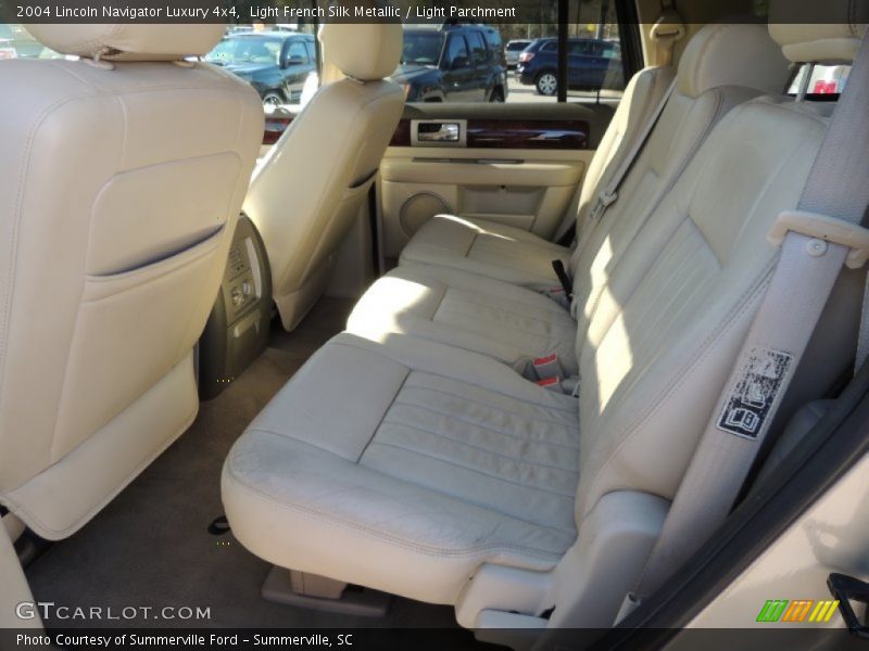 Light French Silk Metallic / Light Parchment 2004 Lincoln Navigator Luxury 4x4