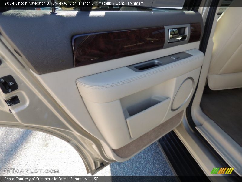 Light French Silk Metallic / Light Parchment 2004 Lincoln Navigator Luxury 4x4