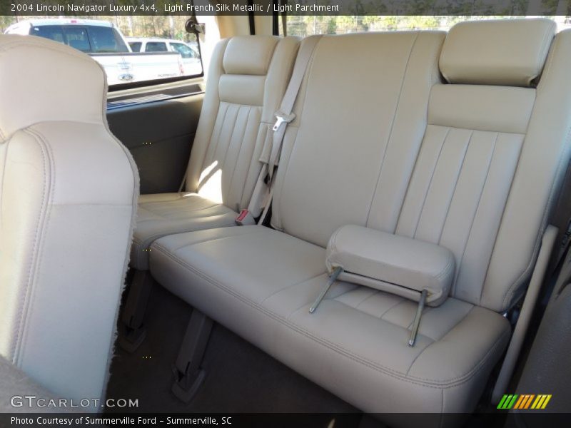 Light French Silk Metallic / Light Parchment 2004 Lincoln Navigator Luxury 4x4