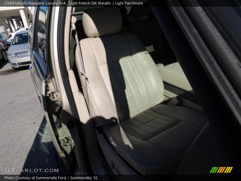 Light French Silk Metallic / Light Parchment 2004 Lincoln Navigator Luxury 4x4