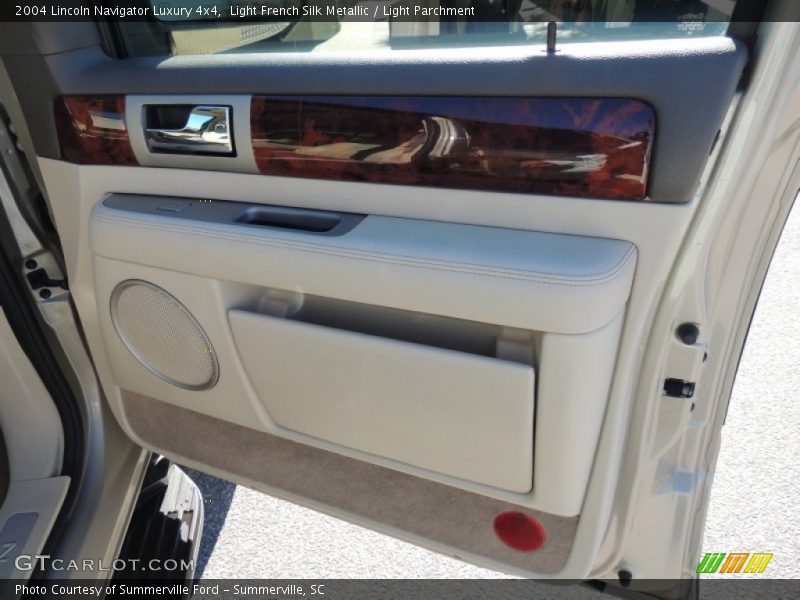 Light French Silk Metallic / Light Parchment 2004 Lincoln Navigator Luxury 4x4