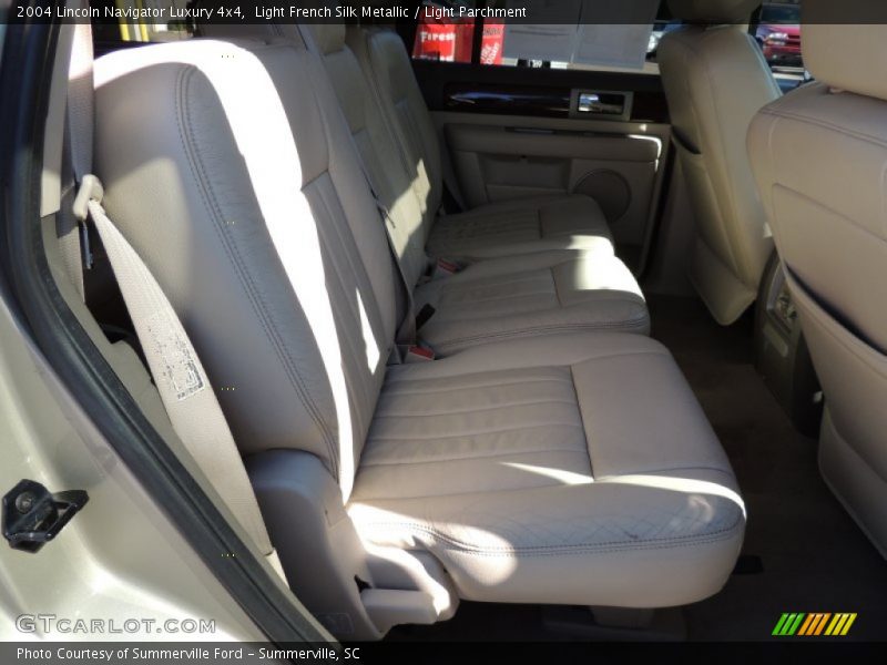 Light French Silk Metallic / Light Parchment 2004 Lincoln Navigator Luxury 4x4