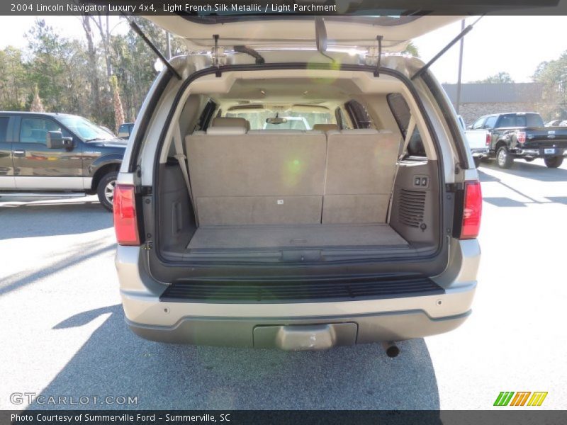 Light French Silk Metallic / Light Parchment 2004 Lincoln Navigator Luxury 4x4