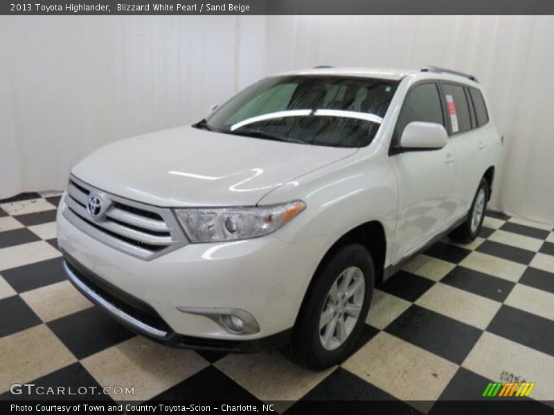 Front 3/4 View of 2013 Highlander 