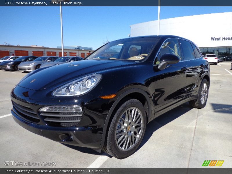 Front 3/4 View of 2013 Cayenne S
