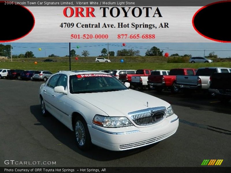 Vibrant White / Medium Light Stone 2006 Lincoln Town Car Signature Limited