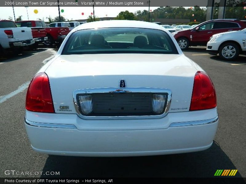 Vibrant White / Medium Light Stone 2006 Lincoln Town Car Signature Limited