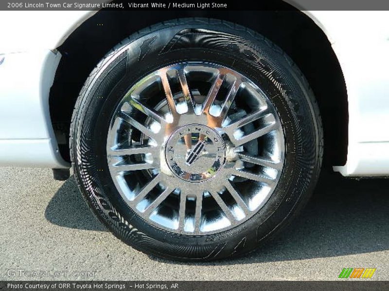 Vibrant White / Medium Light Stone 2006 Lincoln Town Car Signature Limited