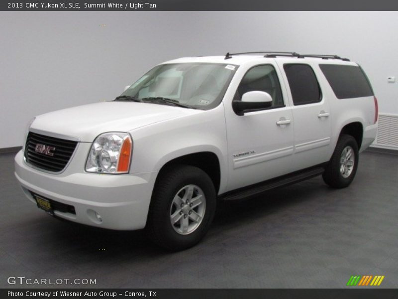 Front 3/4 View of 2013 Yukon XL SLE