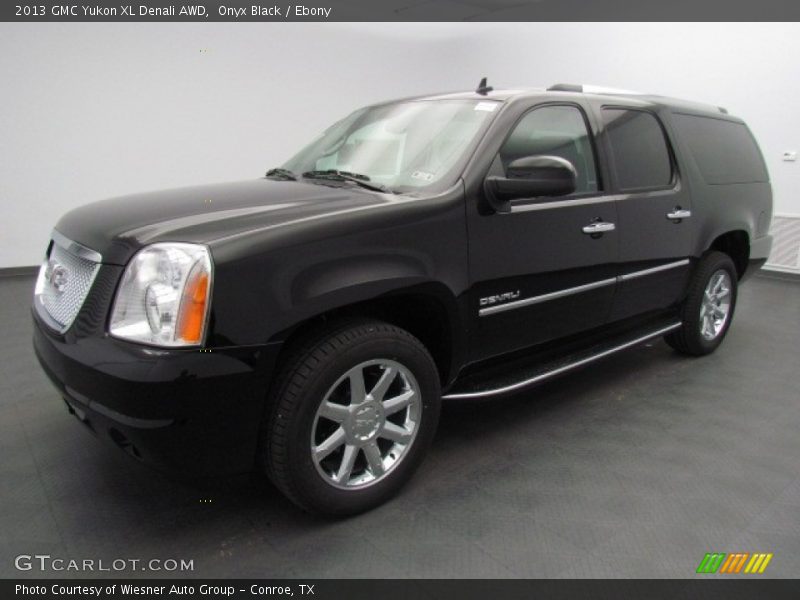 Front 3/4 View of 2013 Yukon XL Denali AWD