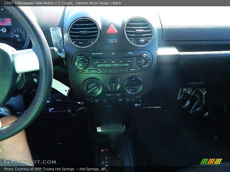 Harvest Moon Beige / Black 2007 Volkswagen New Beetle 2.5 Coupe