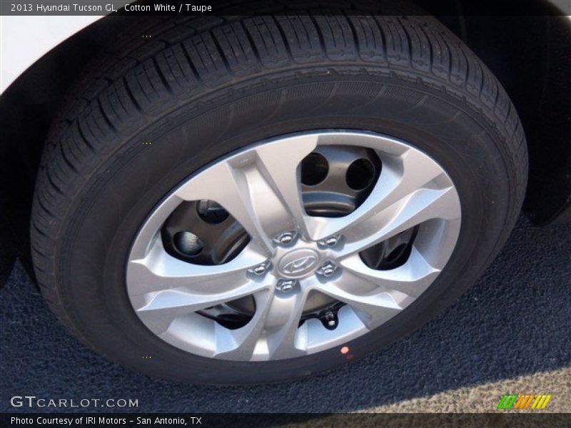 Cotton White / Taupe 2013 Hyundai Tucson GL