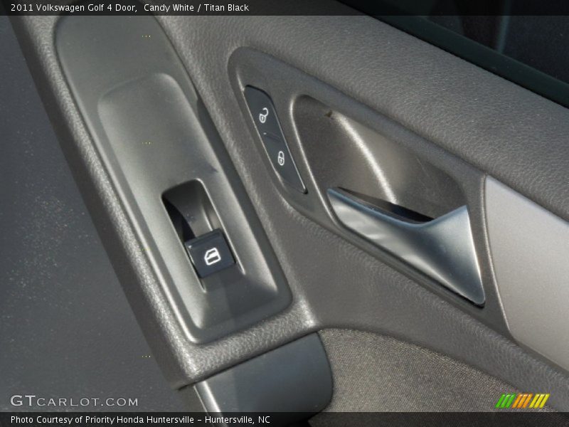 Candy White / Titan Black 2011 Volkswagen Golf 4 Door