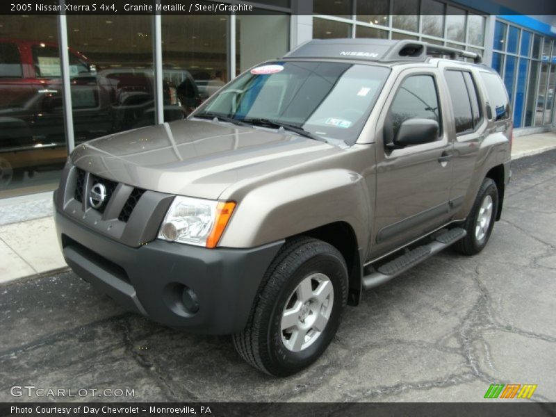 Front 3/4 View of 2005 Xterra S 4x4
