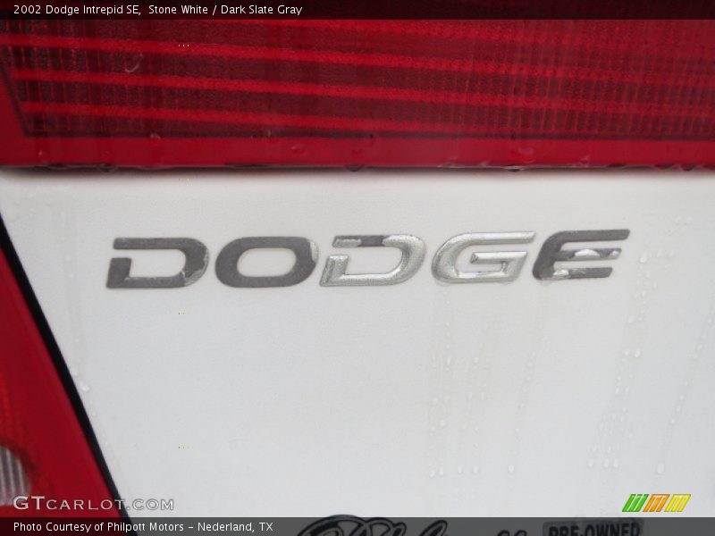 Stone White / Dark Slate Gray 2002 Dodge Intrepid SE