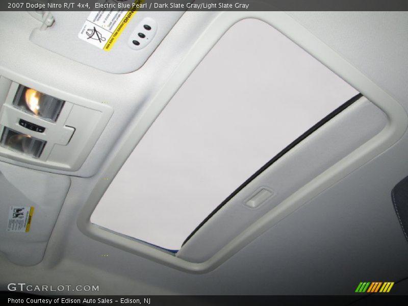 Sunroof of 2007 Nitro R/T 4x4