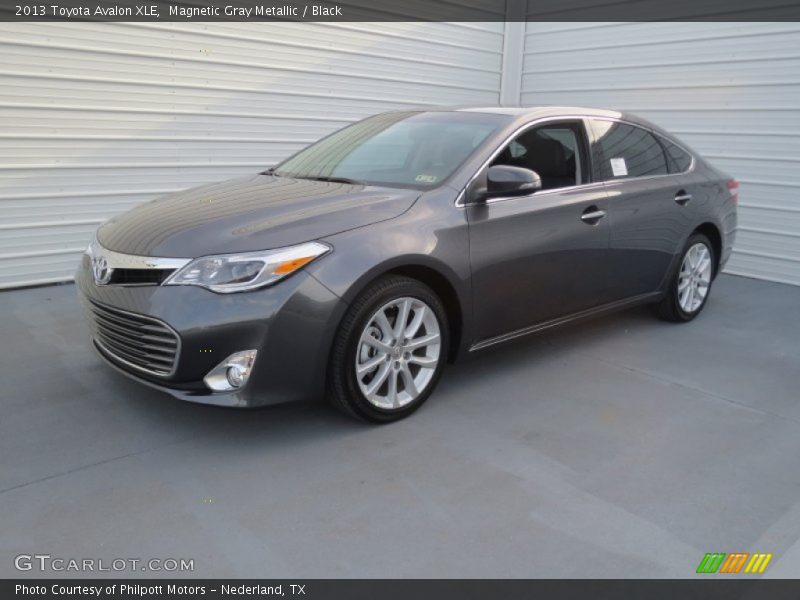 Front 3/4 View of 2013 Avalon XLE