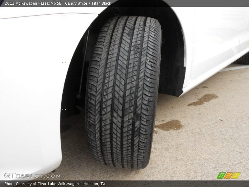 Candy White / Titan Black 2012 Volkswagen Passat V6 SE