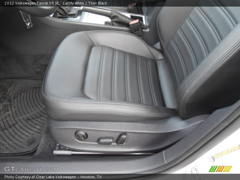 Candy White / Titan Black 2012 Volkswagen Passat V6 SE