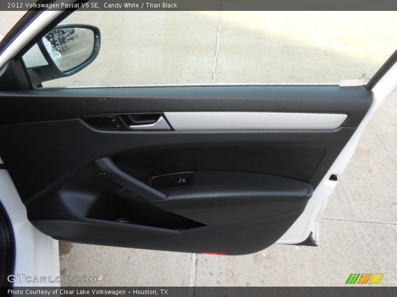 Candy White / Titan Black 2012 Volkswagen Passat V6 SE