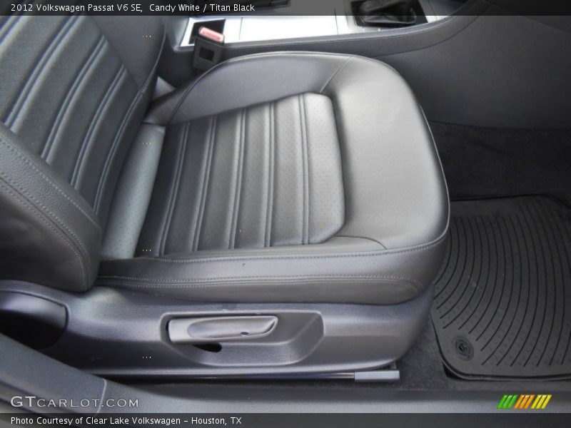 Candy White / Titan Black 2012 Volkswagen Passat V6 SE
