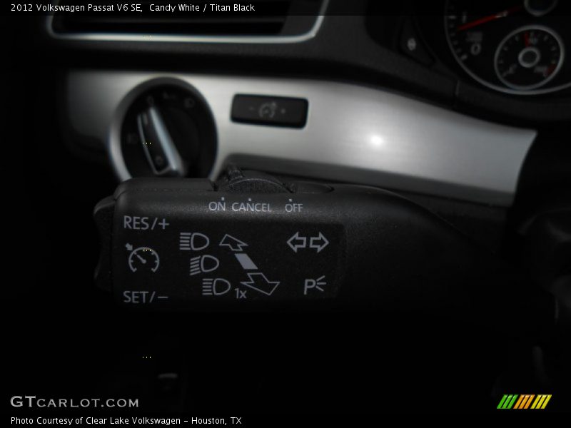 Candy White / Titan Black 2012 Volkswagen Passat V6 SE
