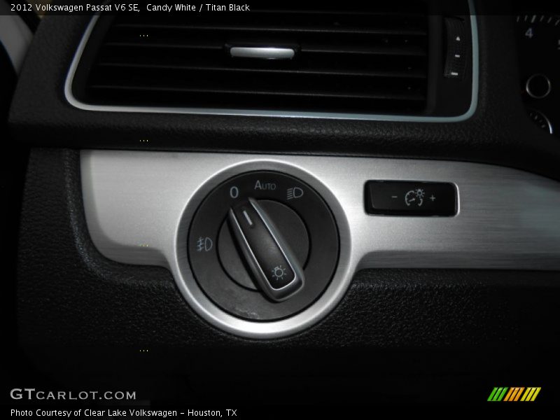 Candy White / Titan Black 2012 Volkswagen Passat V6 SE