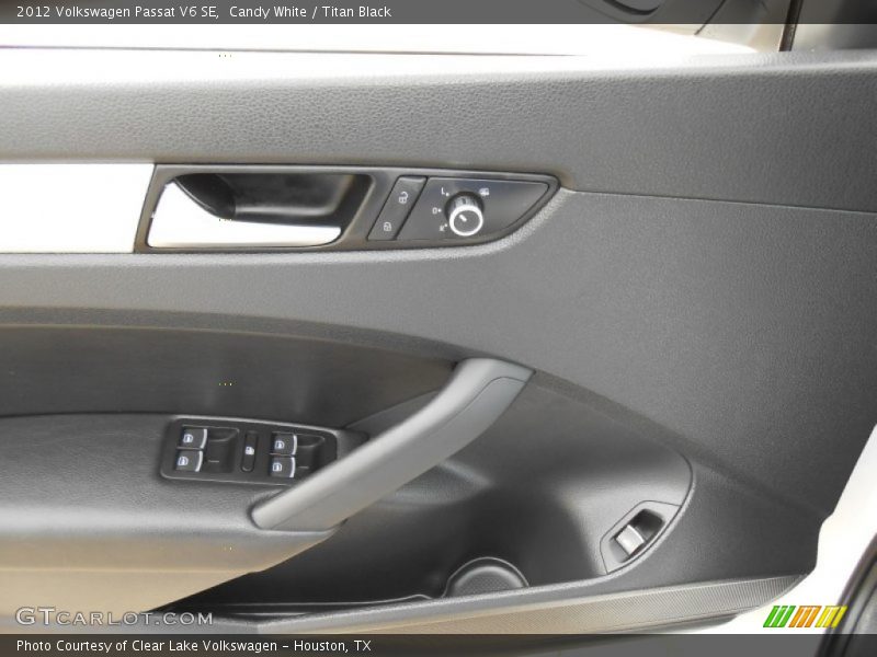 Candy White / Titan Black 2012 Volkswagen Passat V6 SE