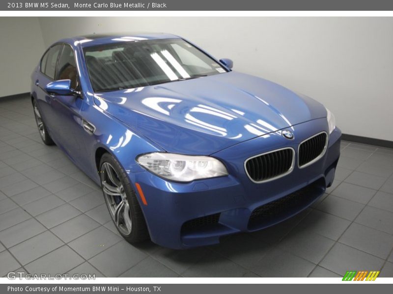 Front 3/4 View of 2013 M5 Sedan