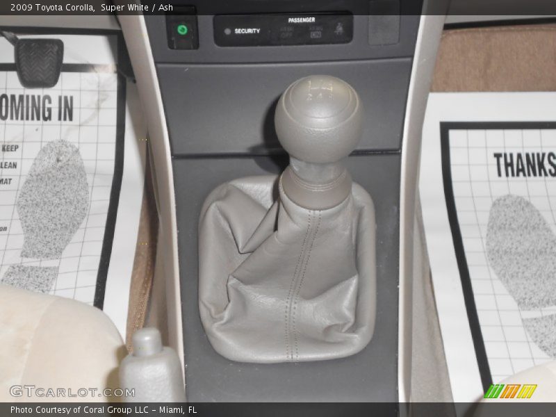 Super White / Ash 2009 Toyota Corolla
