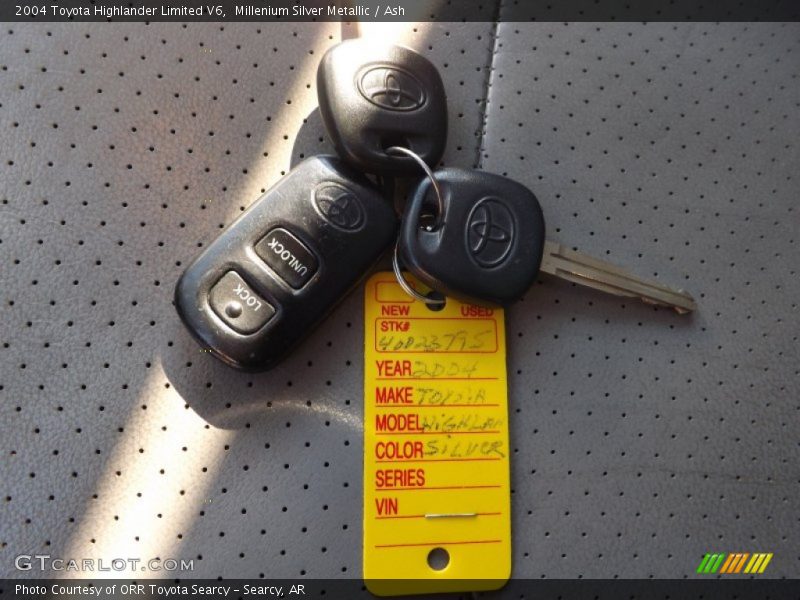 Millenium Silver Metallic / Ash 2004 Toyota Highlander Limited V6